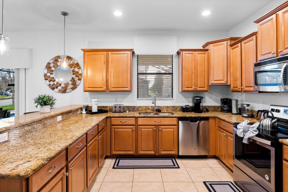 House, 6 Bedrooms, Private Pool | Private kitchen | Full-size fridge, microwave, oven, stovetop