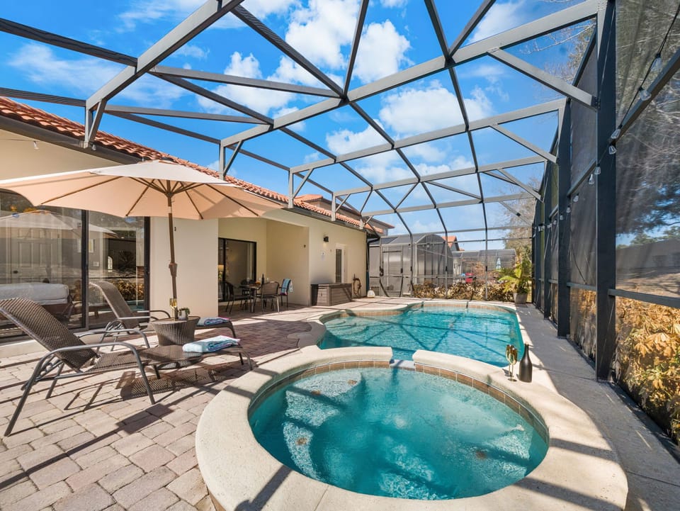 Nonstop sunshine in this beautiful Florida home. 
