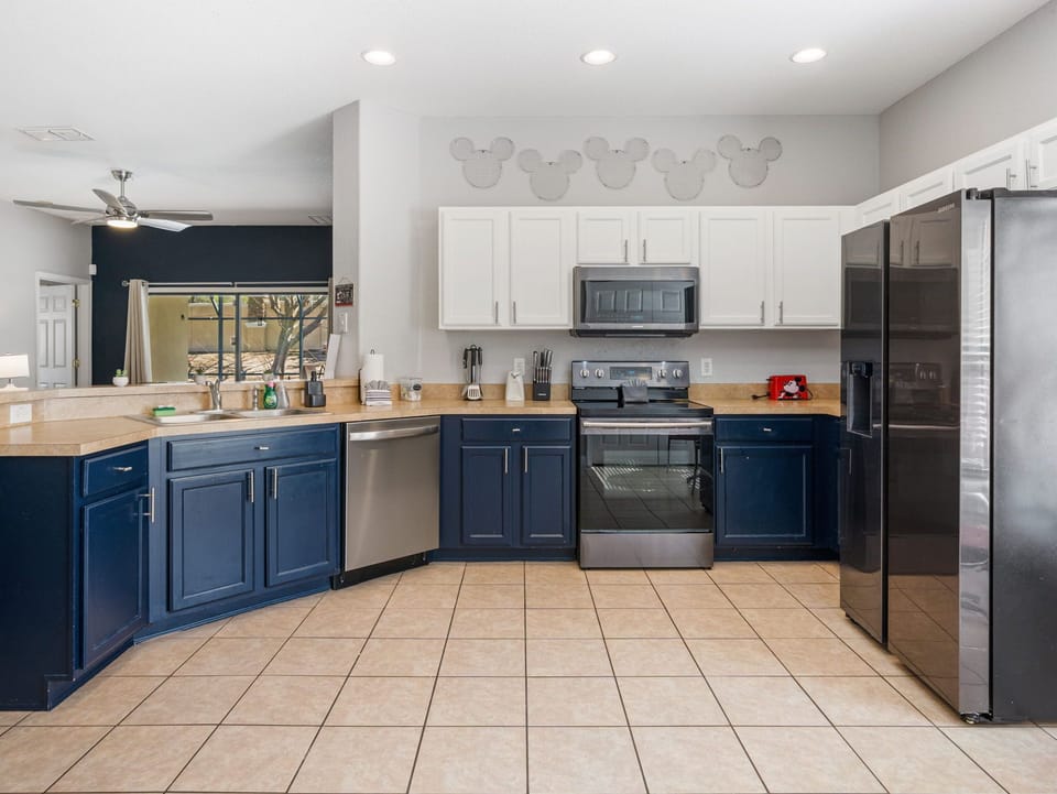 Deep blue kitchen is a dream for home cooking!