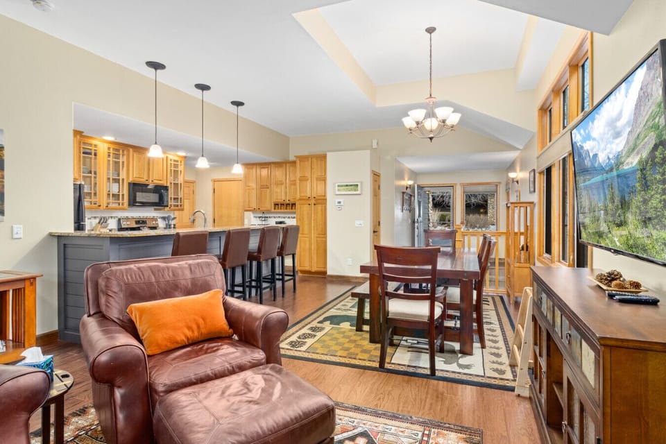 Open Kitchen, Bar Seating, Dining Table