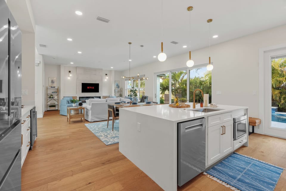 Absolutely stunning modern kitchen and bar that seats 4. The perfect spot for breakfast!