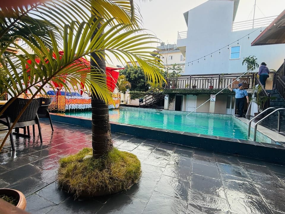 2 outdoor pools