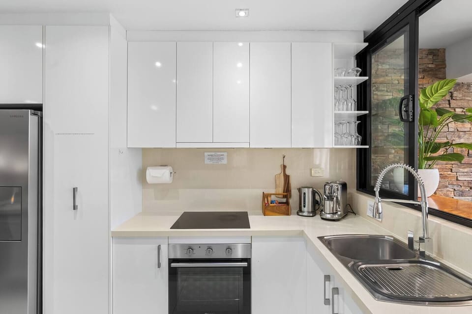 Create delicious meals in the bright, modern kitchen with quality appliances, ample bench space and generous storage. A handy servery window connects directly to the breakfast bar, making it easy to cook, serve and stay part of every conversation.