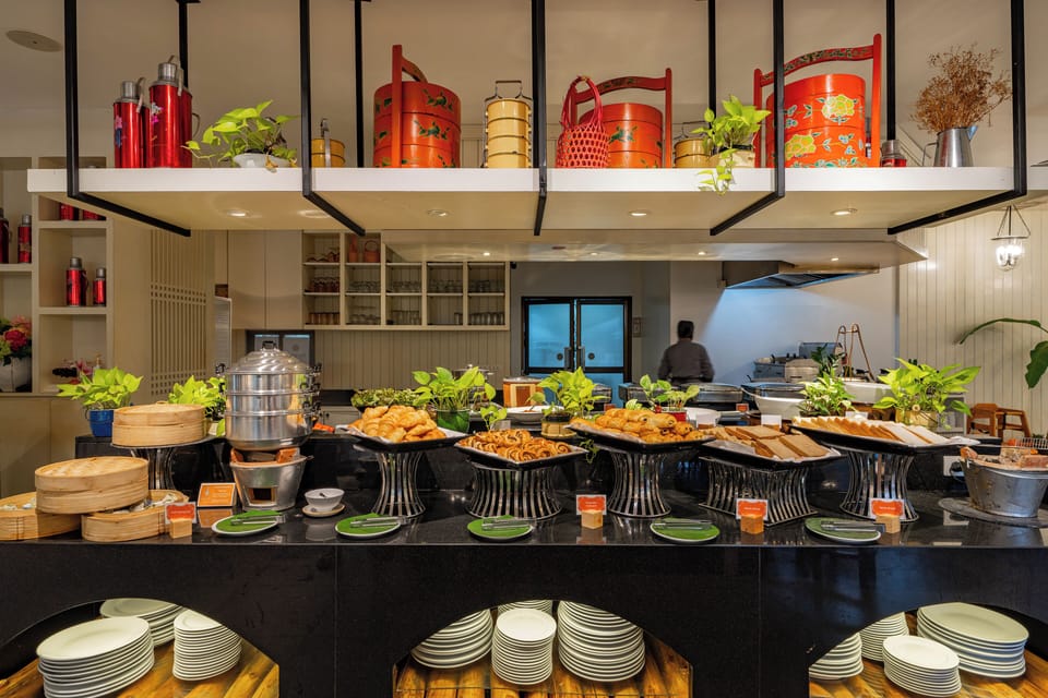 2 restaurants; breakfast, lunch, and dinner served
