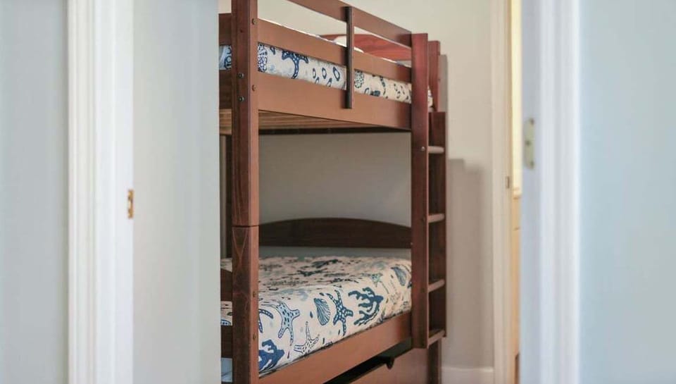 Bonus bunk room with sturdy bunks for two