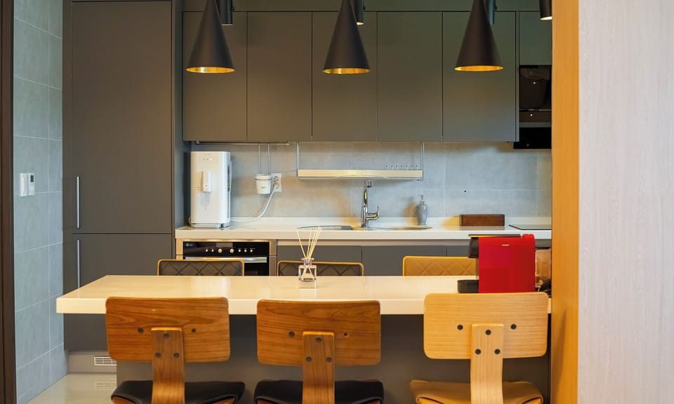 vip-02 | Private kitchen | Fridge, microwave, stovetop, cookware/dishes/utensils
