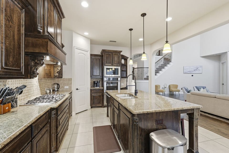 House (5 Bedrooms) | Interior