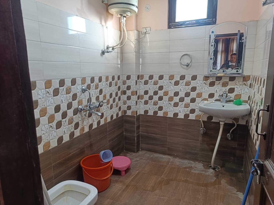 Deluxe Room | Bathroom | Shower, free toiletries, soap, shampoo