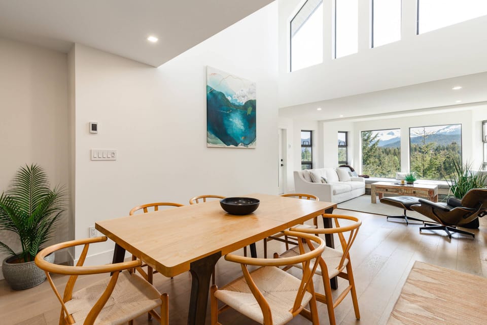 Dining for 6 over looks living room