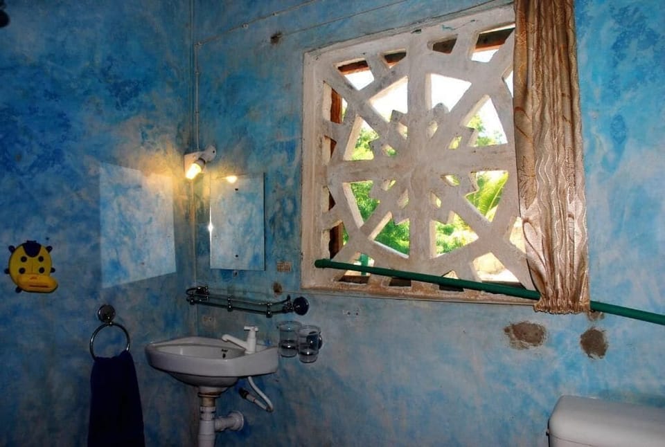 Standard Single Room | Bathroom | Shower, slippers, towels, soap