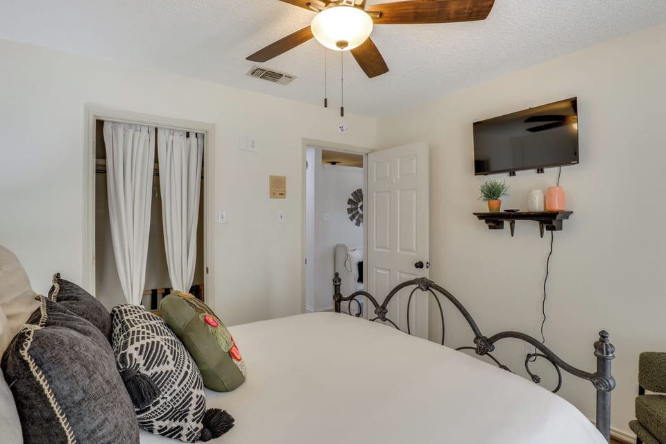 Bedroom 3 | Queen Bed