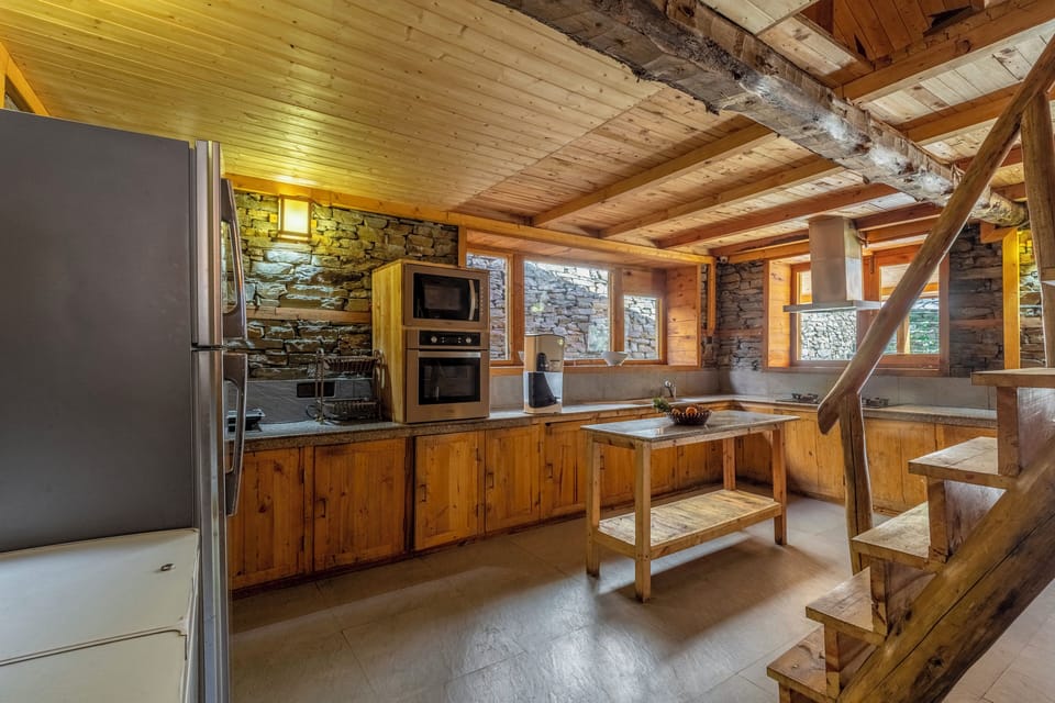 Classic Villa, Balcony, Mountain View | Private kitchen