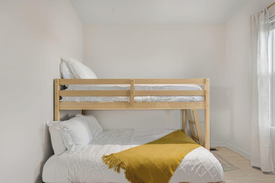 Bombay Chardonnay's bedroom 3 features a twin-over-queen bunk bed.