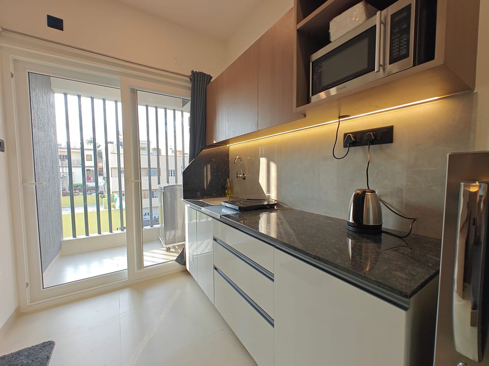 Full-size fridge, microwave, cookware/dishes/utensils