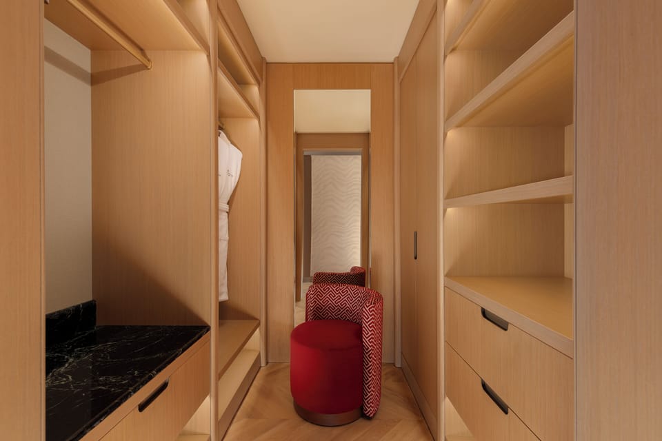 Junior Suite (Deluxe) | In-room safe, desk, laptop workspace, blackout drapes