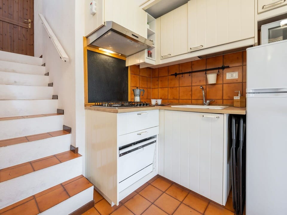 Kitchen, Kitchen Appliance, Major Appliance, Countertop, Wood, Flooring, Interior Design, Cabinetry, Floor, Kitchen Sink