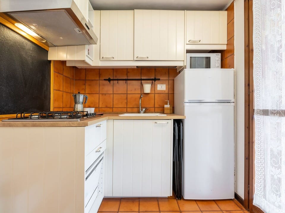 Kitchen, Kitchen Appliance, Countertop, Major Appliance, Cabinetry, Interior Design, Wood, Flooring, Kitchen Sink, Furniture