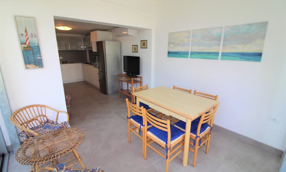 Villa, 2 Bedrooms, Patio, Garden View | Dining room