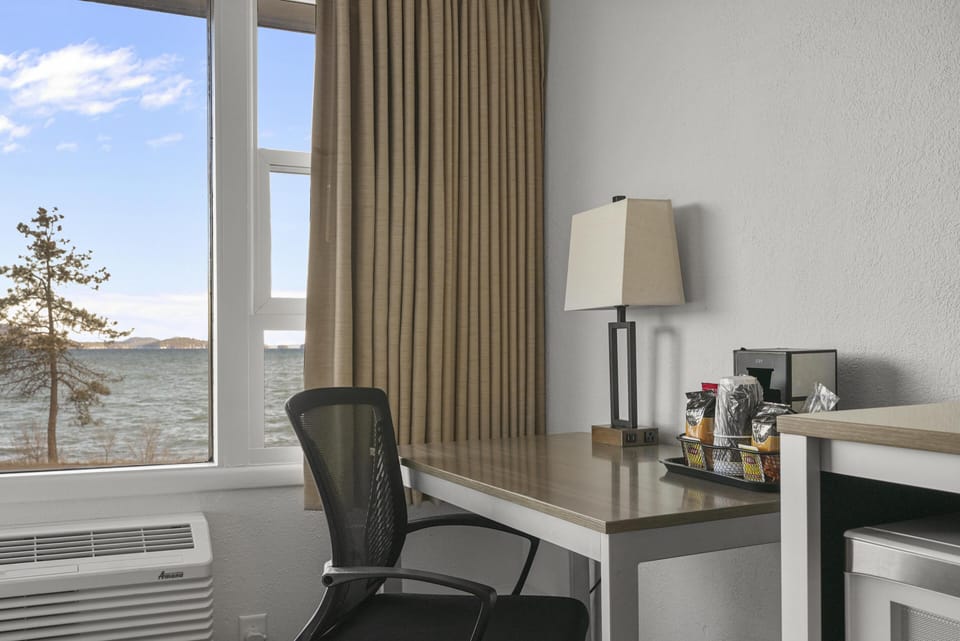 Premium 2 Queen Beds, Lake View image 11