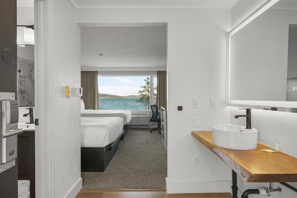 Premium 2 Queen Beds, Lake View image 4