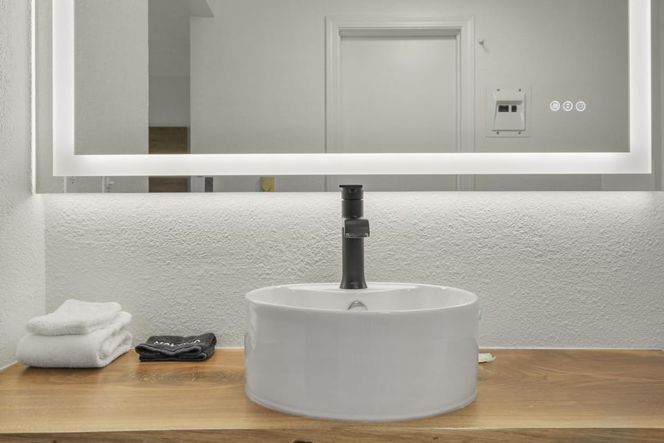 Premium 2 Queen Beds, Lake View image 3