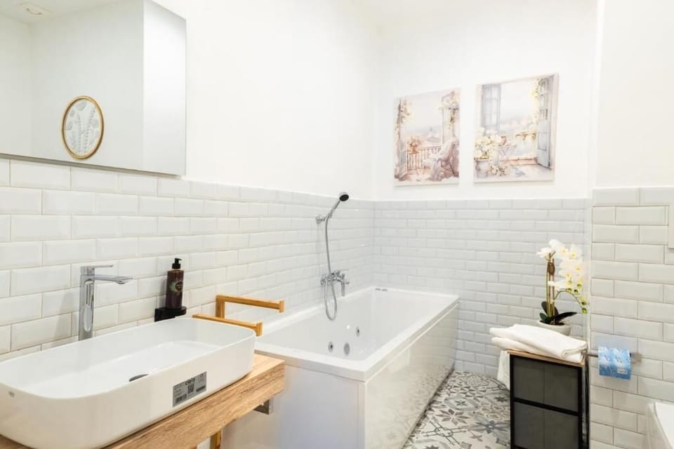 Deluxe Room | Bathroom | Hair dryer, bidet, soap, shampoo