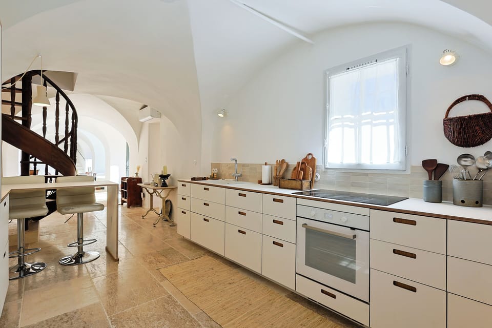 Spacious worktops and generous storage make this kitchen ideal for cooking.