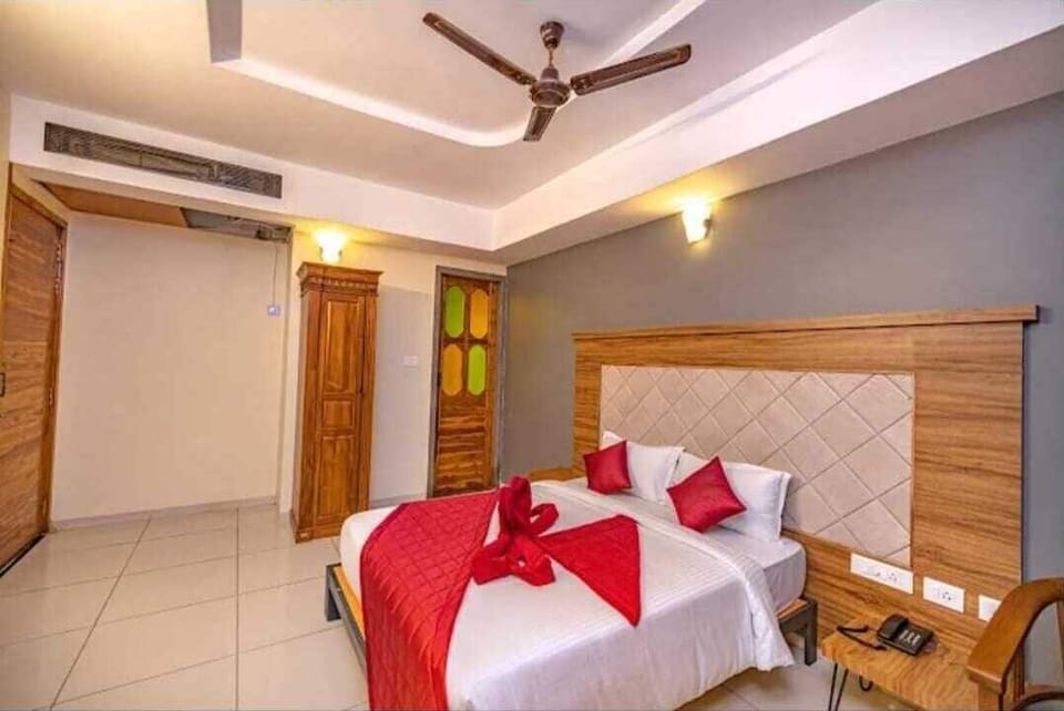 Deluxe Double Room | Desk, iron/ironing board (on request), WiFi (free)