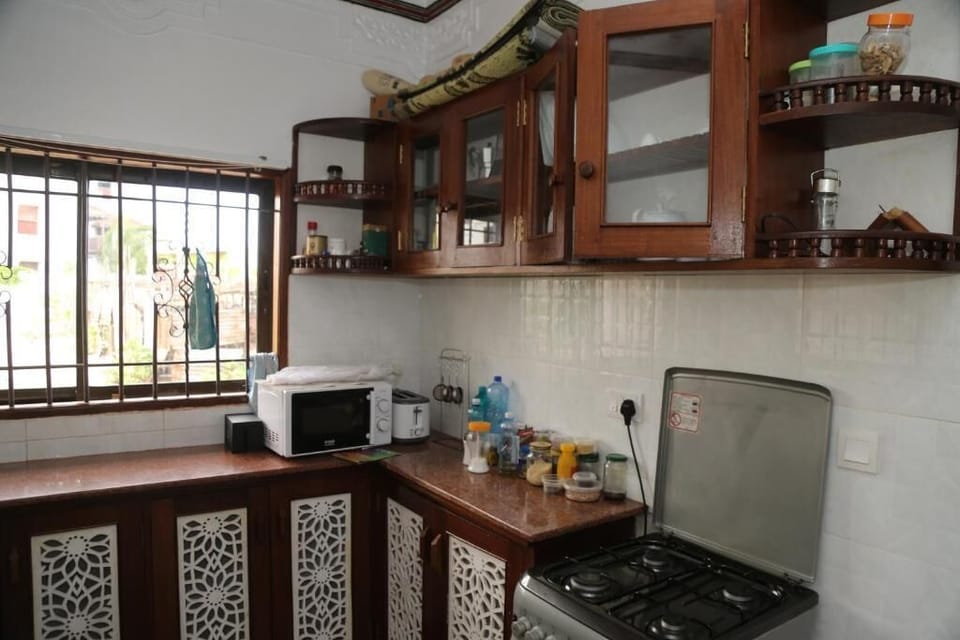Deluxe Apartment | Private kitchen | Fridge, microwave, cookware/dishes/utensils