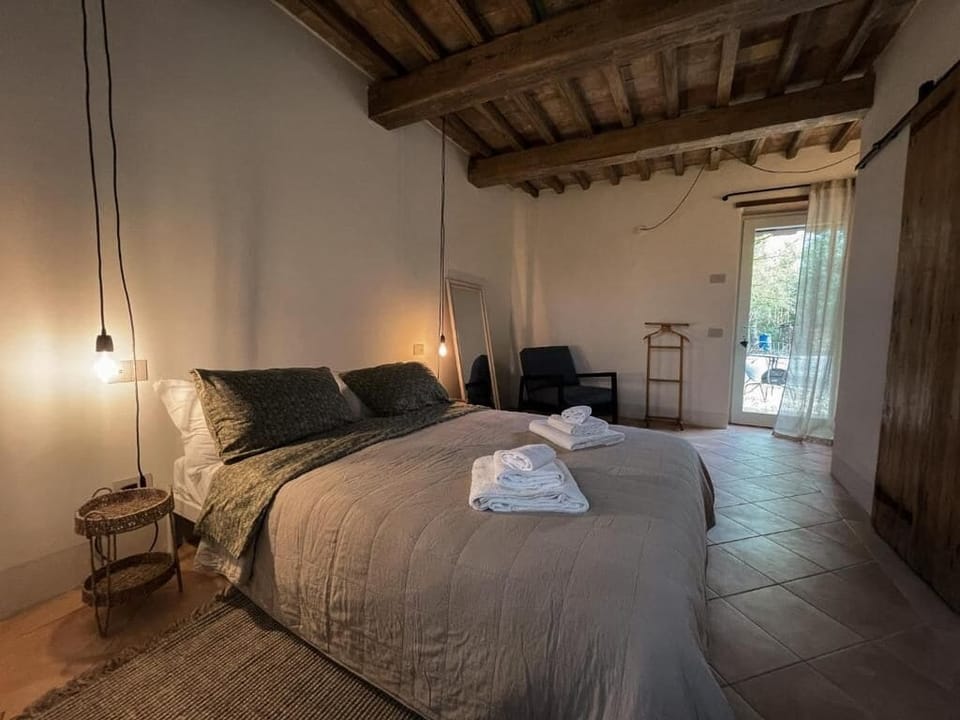 Individually decorated, individually furnished, travel crib, free WiFi