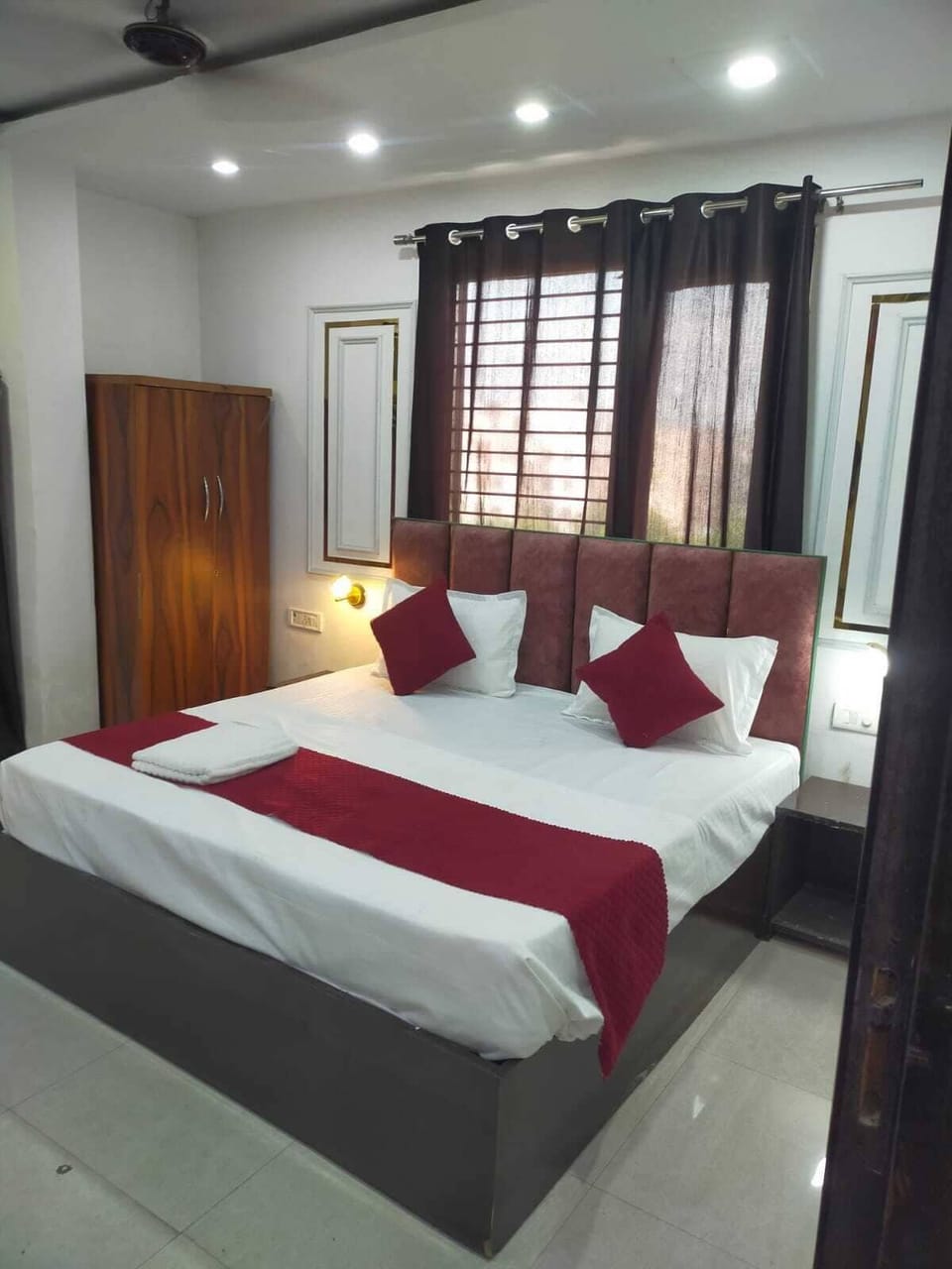 Desk, soundproofing, free WiFi, bed sheets