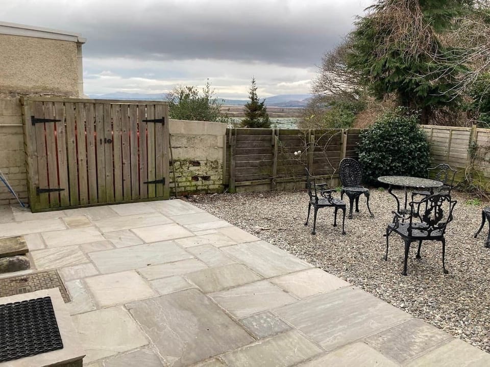 PrivateBackGarden+NewPatio