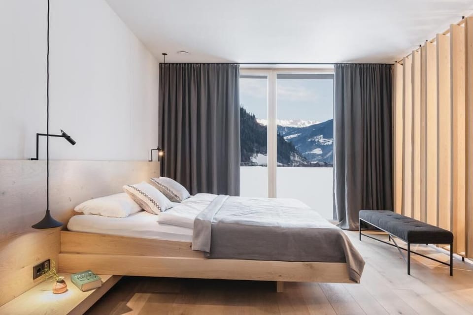 Premium bedding, in-room safe, soundproofing, free WiFi