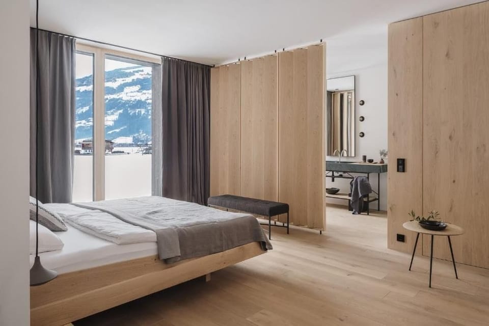 Deluxe Suite, Balcony, Mountain View | Premium bedding, in-room safe, soundproofing, free WiFi