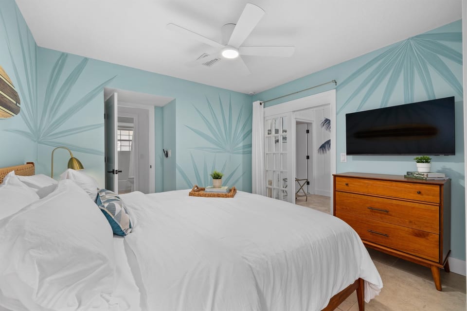 Bright, airy, and beautifully designed ✨
Enjoy a spacious retreat with modern comforts and calming coastal touches.