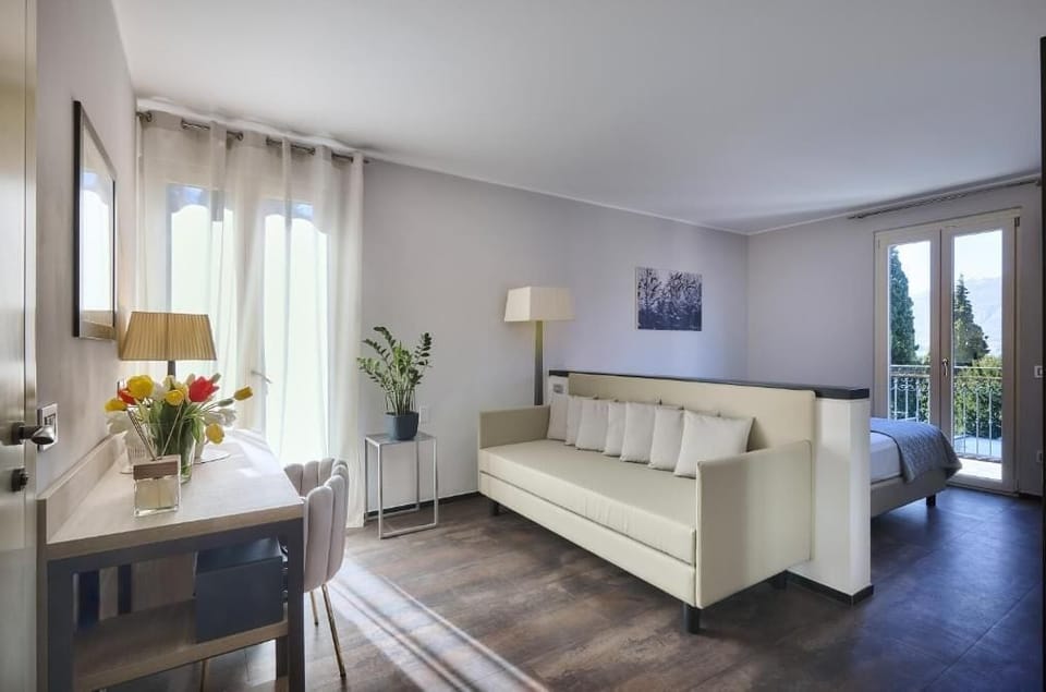 Junior Suite, Lake View | Living area