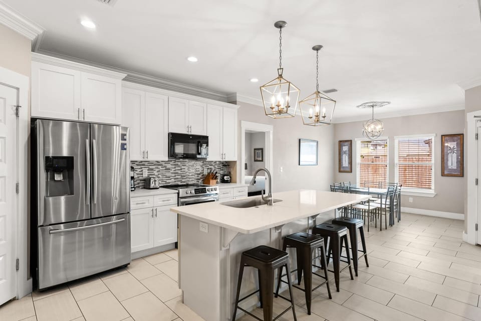 House, 4 Bedrooms, Pets Allowed | Private kitchen | Full-size fridge, microwave, oven, stovetop
