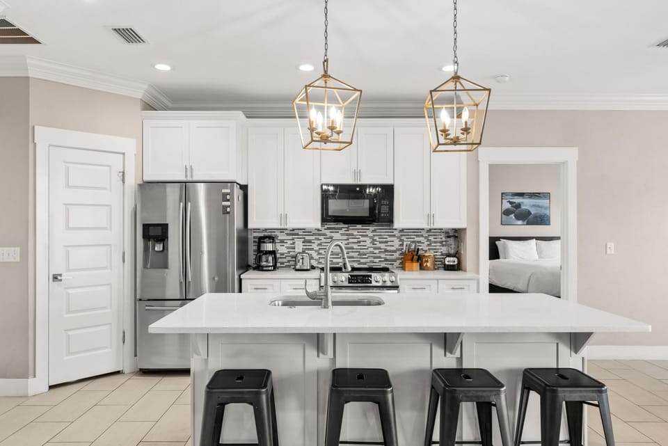 House, 4 Bedrooms, Pets Allowed | Private kitchen | Full-size fridge, microwave, oven, stovetop