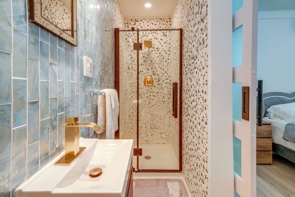 Historic Hinton Gem: Walkable Luxury Near Dtwn! Apartment in West Virginia