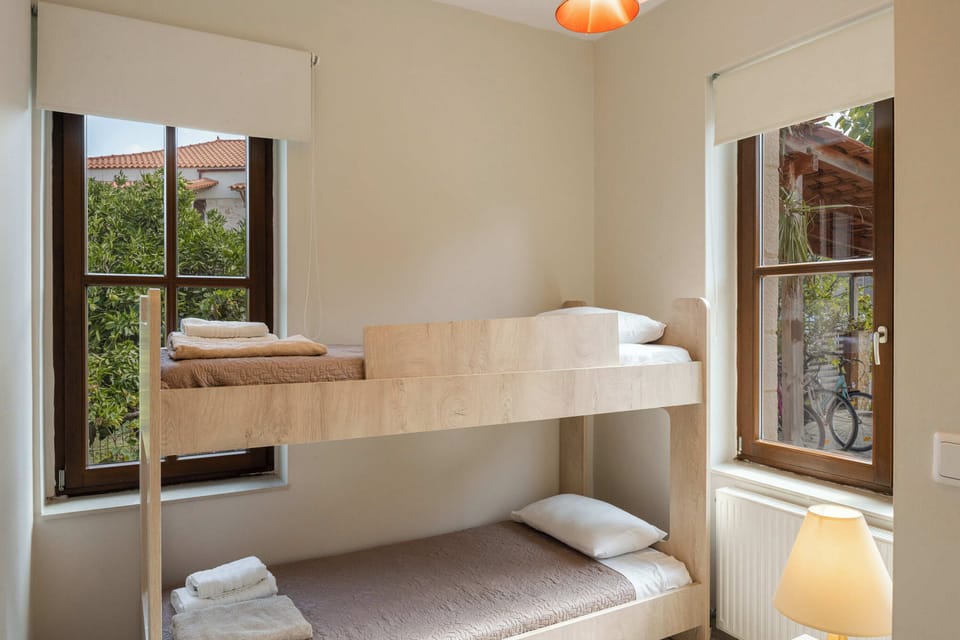 Bedroom on the first floor with bunk beds (2 single beds).