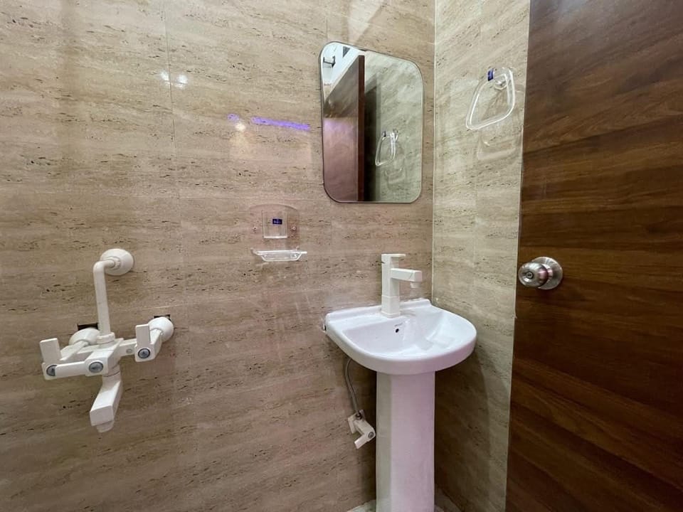Double Room, City View | Bathroom