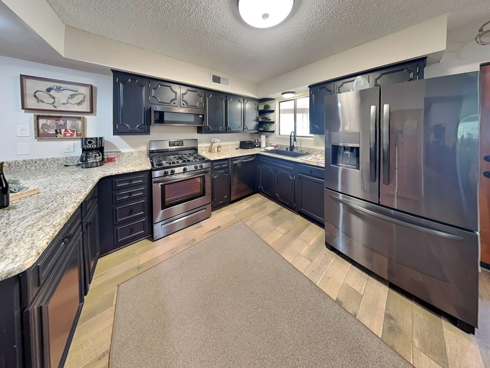 Full Kitchen - Black Stainless Appliances