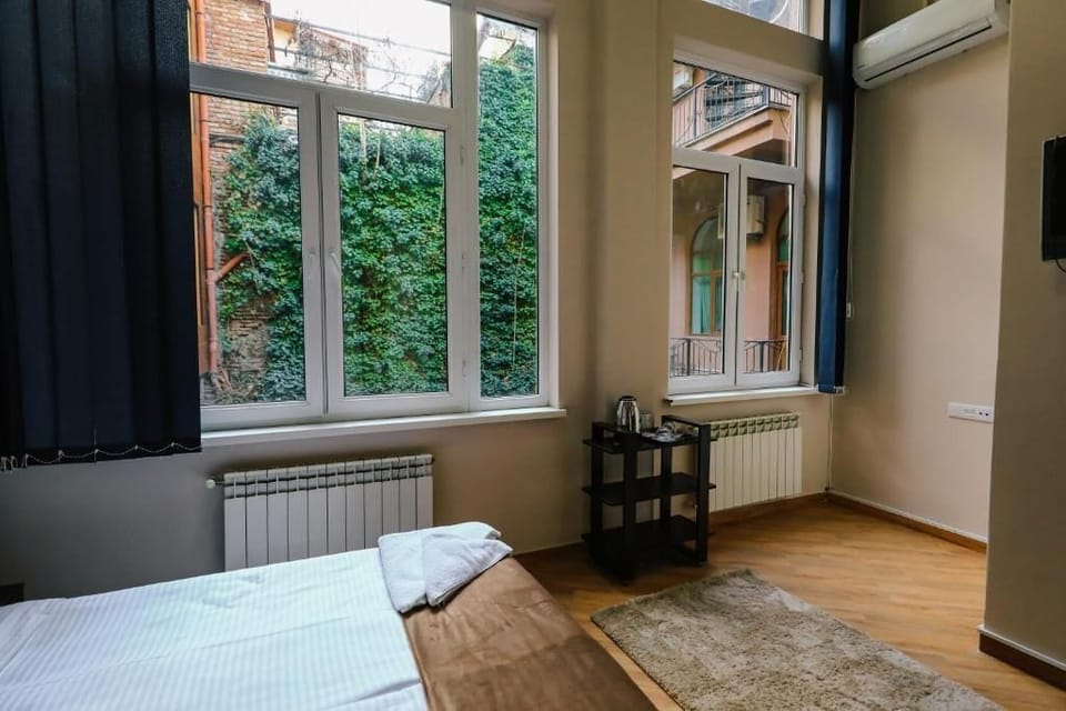 Iron/ironing board, WiFi (free)