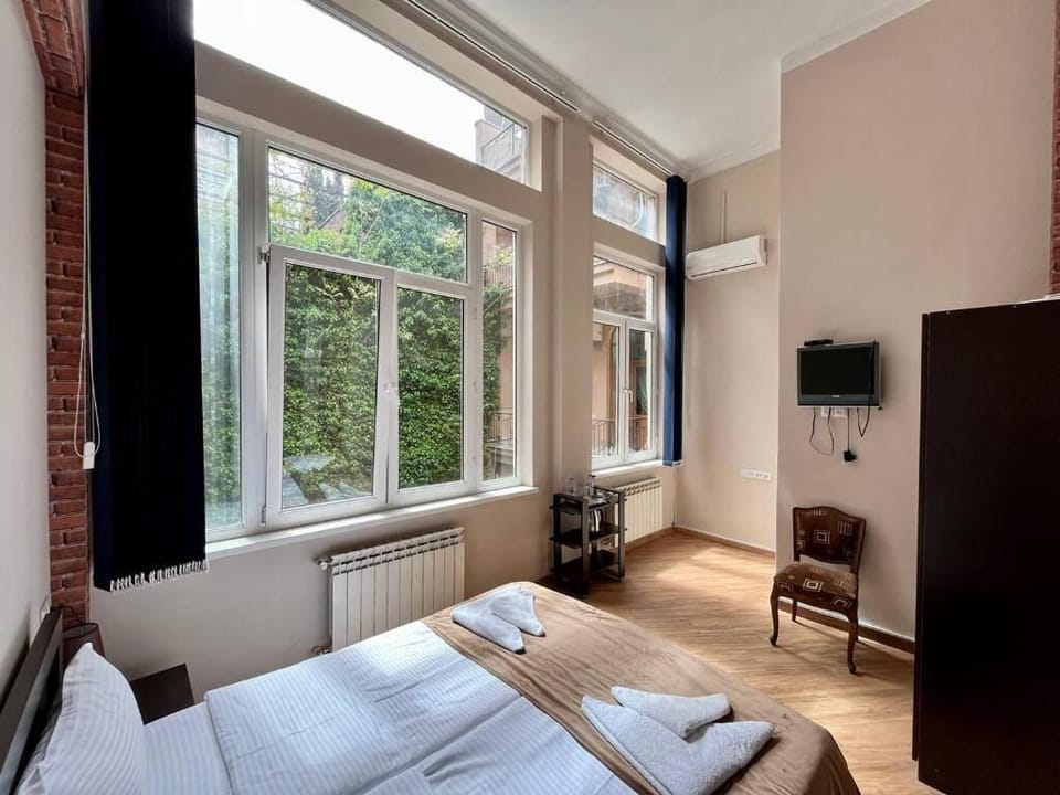 Iron/ironing board, WiFi (free)
