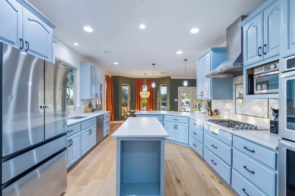 Fully stocked, stylish, and ready for your inner chef. Whether it’s pancakes at sunrise or pasta at sunset, this kitchen makes every meal feel like a mini celebration.