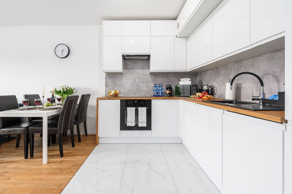 Classic Apartment, Balcony, Courtyard View | Private kitchen | Electric kettle