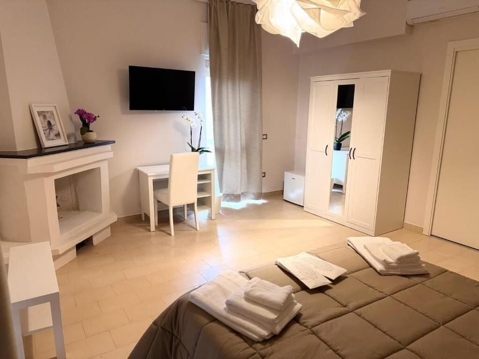 ROMANTICA | In-room safe, blackout drapes, free WiFi