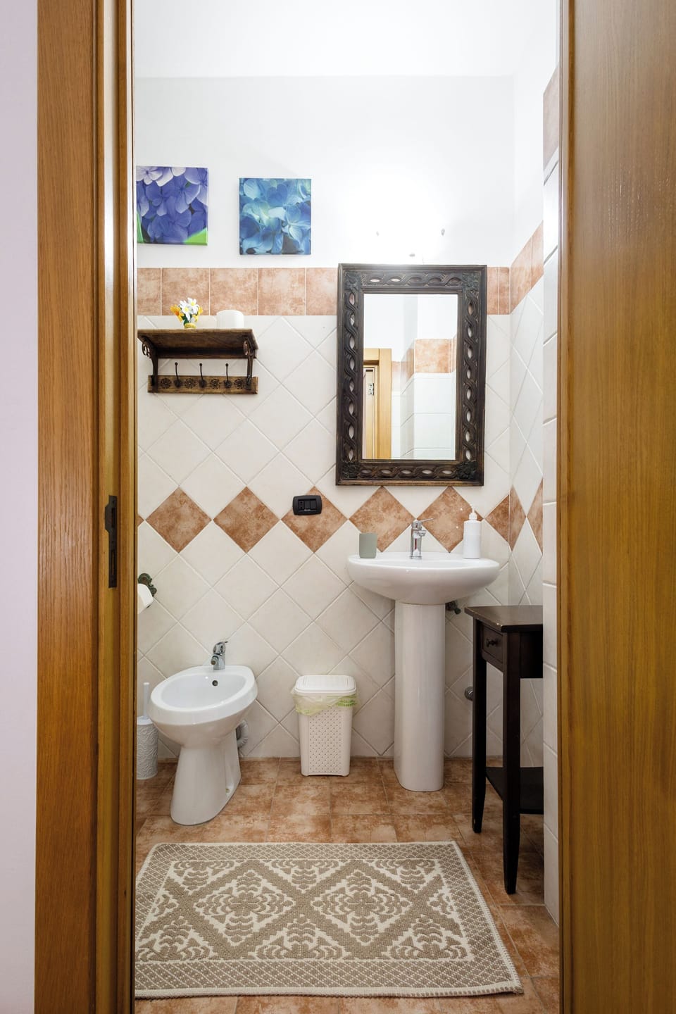 Classic Double or Twin Room | Bathroom | Free toiletries, hair dryer, bidet, towels