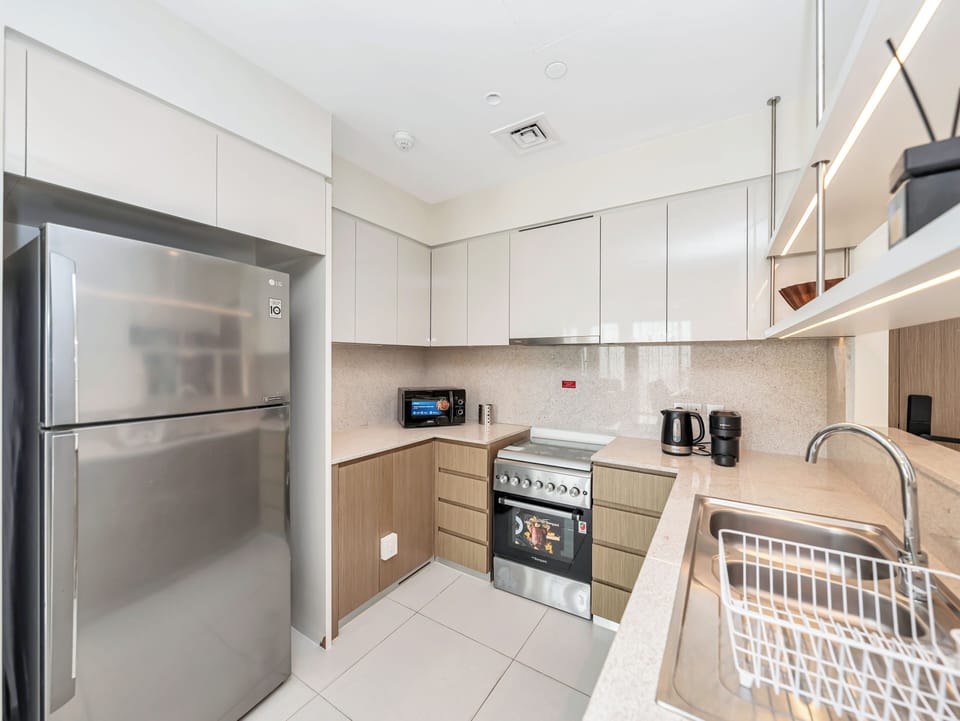Luxury Apartment, 4 Bedrooms, Balcony, City View | Private kitchen | Full-size fridge, microwave, oven, stovetop