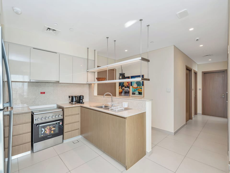 Luxury Apartment, 4 Bedrooms, Balcony, City View | Private kitchen | Full-size fridge, microwave, oven, stovetop